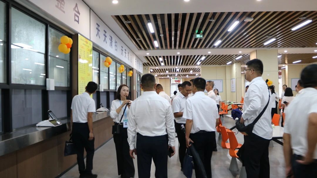 参加临沧市庆祝第40个教师节大会的相关人员到 taptap点点官方网站参观指导