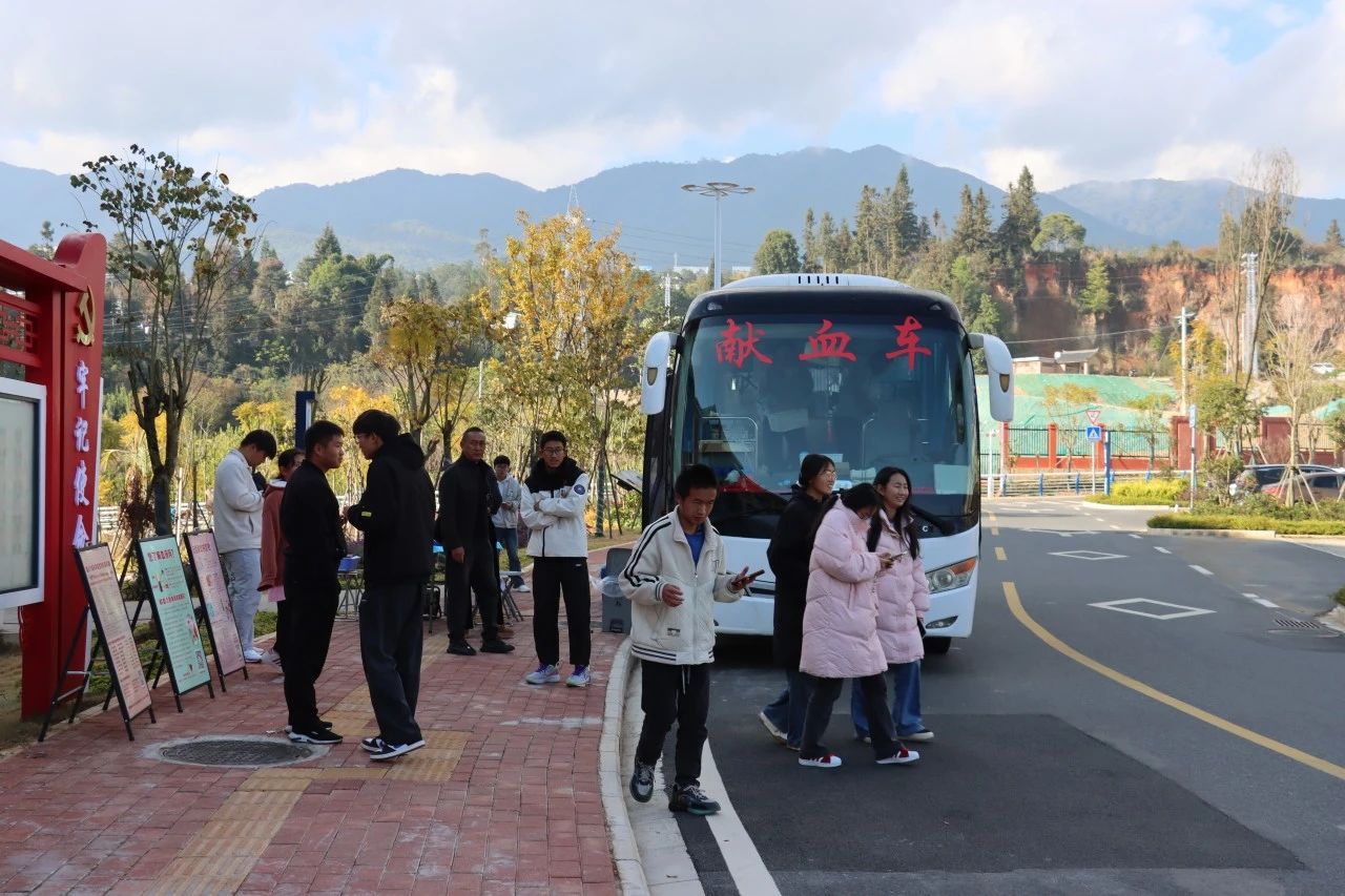 热血汇聚，爱满校园—— taptap点点官方网站师生参加无偿献血活动